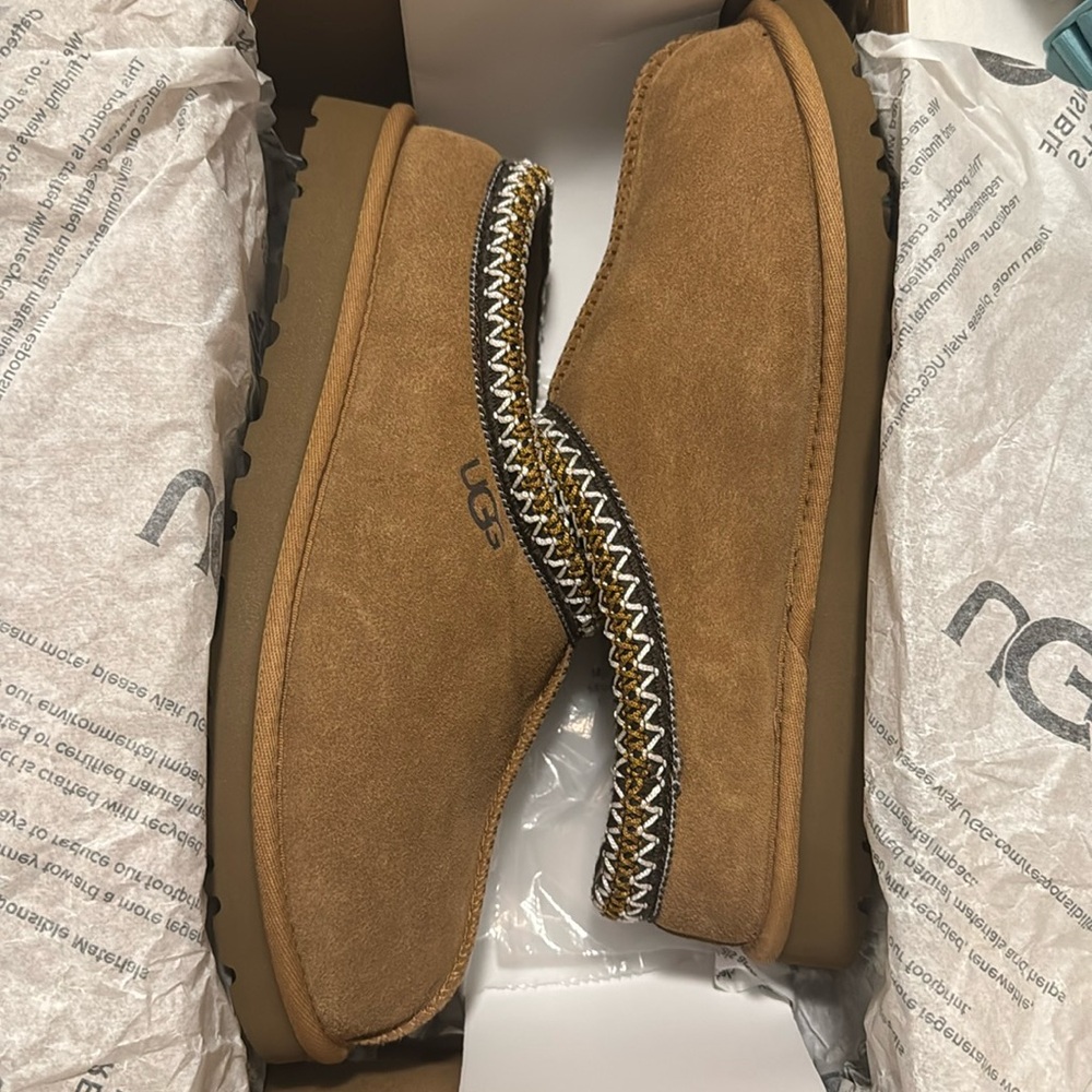 Hi! I’m selling these Ugg Tasman slippers.